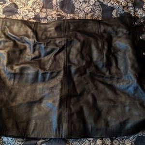 Erogance Leather buckle mini skirt